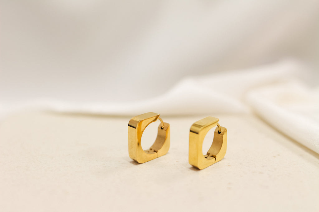 SQUARE HUGGIES: 18K GP