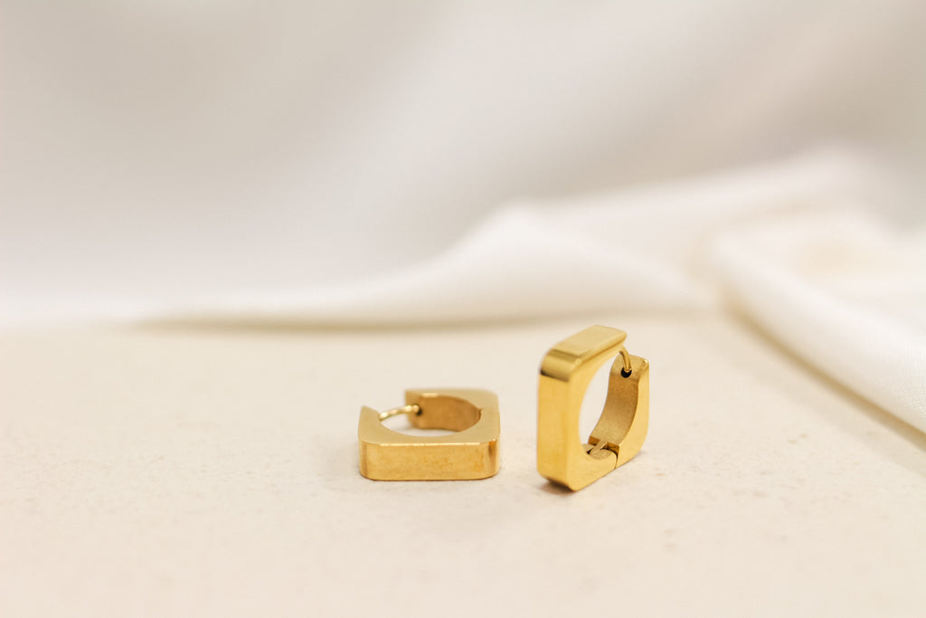 SQUARE HUGGIES: 18K GP